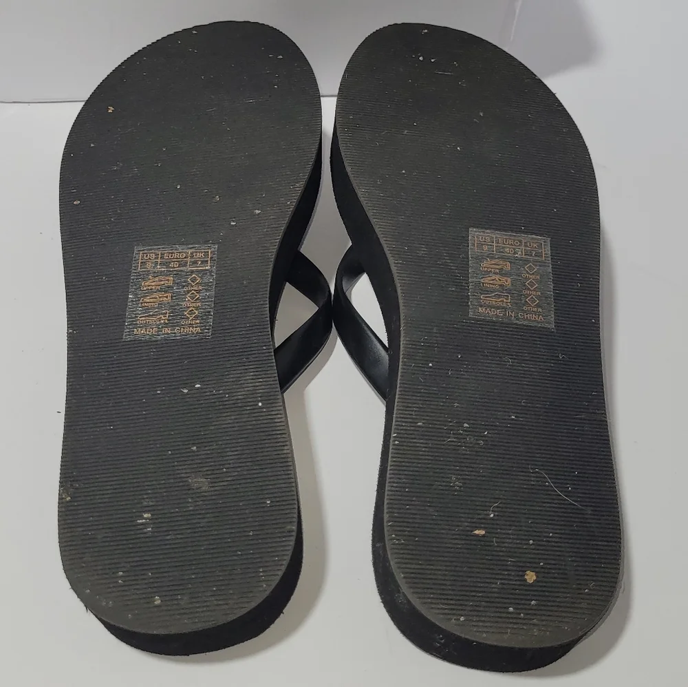 Womens Size 9 Black Flip Flop Sandals with Gold Accent - Picture 2 of 6